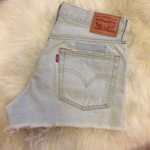 Light Wash Levi’s Shorts